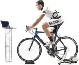 A cyclist making use of a Virtual Reality Turbo Trainer