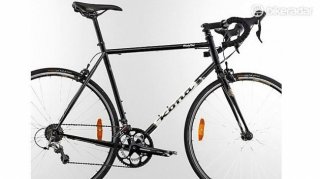 a tremendously thin sloping top tube indictates that this kona road-bike has a semi-compact geometry: