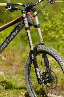 even though the rockshox boxxer rc fork isn’t bad, it lacks help and it is outclassed by the wilson’s rear end: