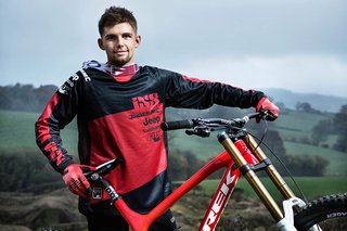 Taylor Vernon together with his Trek Session
